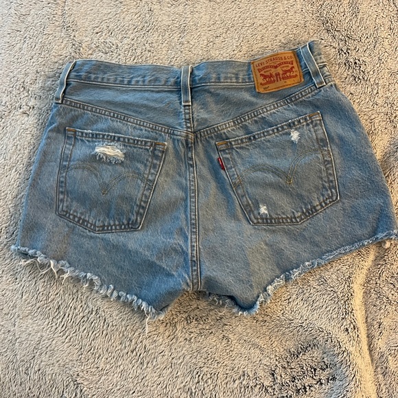Womens Levi’s denim shorts - Picture 4 of 4
